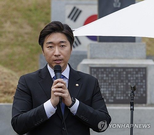 시민 단체가 연 광복절 기념식에서 발언하는 백범 김구 증손자 김용만 의원