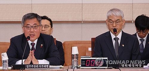 답변하는 김석우 법무부 장관 직무대행