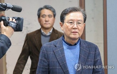 기자간담회 입장하는 윤갑근 변호사