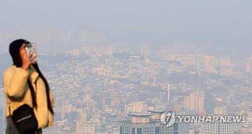 서울 남산을 찾은 관광객 뒤로 도심이 안개와 미세먼지에 가려 있다. [연합뉴스 자료사진]