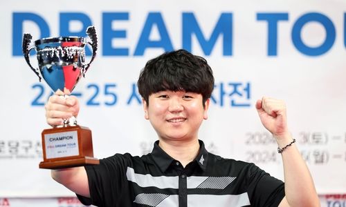 드림 투어에서 우승하고 트로피를 든 이태희