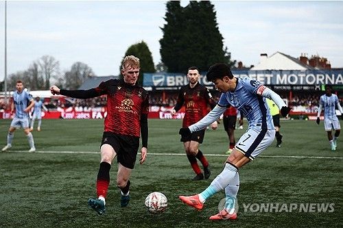 탬워스와 경기하는 손흥민(오른쪽)