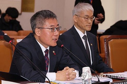 답변하는 김석우 법무장관 직무대행