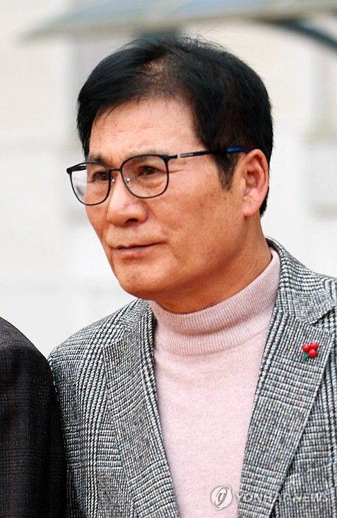'뇌물수수' 혐의 재판 받고 나오는 이상익 함평군수