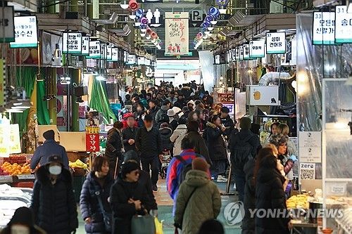 설 명절을 앞두고 이용객으로 붐비는 서울 시내 전통시장