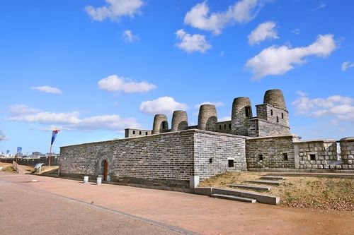 봉화 연기를 올려 신호를 보내는 봉돈 [사진/조보희 기자]