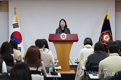 브리핑하는 천재현 헌재 공보관