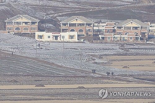 (파주=연합뉴스) 임병식 기자 = 북한이 '신형 극초음속 중장거리 탄도미사일' 시험발사에 성공했다고 주장한 7일 경기도 파주시 오두산 통일전망대에서 바라본 북한 황해북도 개풍군에서 주민들이 지게를 지고 이동하고 있다. 2025.1.7 andphotodo@yna.co.kr