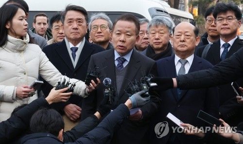 답변하는 김이수 전 헌법재판관
