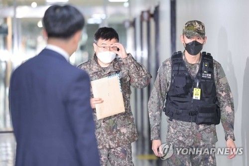 박안수 육군 참모총장, '내란 혐의 국조 특위' 회의장으로 이동