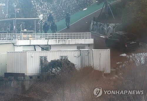 한남동 관저 순찰하는 경호처 직원