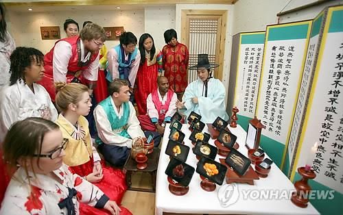 외국인 유학생들 한복 입고 차례상 차리기 