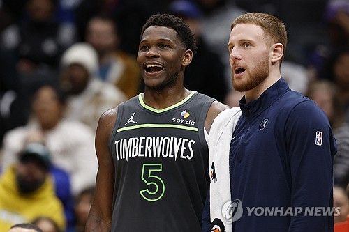 동료와 대화 나누는 에드워즈