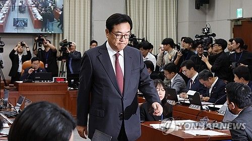 자리로 향하는 정진석 대통령비서실장