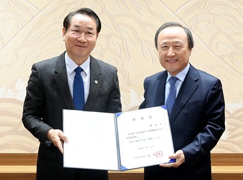 유정복 인천시장(왼쪽)에게 위촉장 받는 홍일표 전 의원