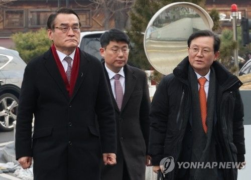 헌재 향하는 윤 대통령 측 법률대리인