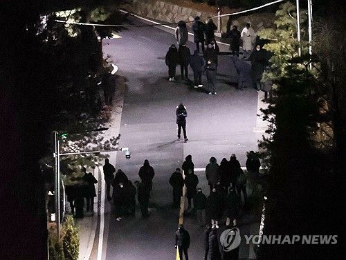 윤 대통령 체포영장 집행, 관저 경호하는 경호처 직원들