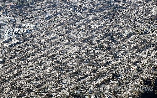 잿더미가 된 LA 주택가