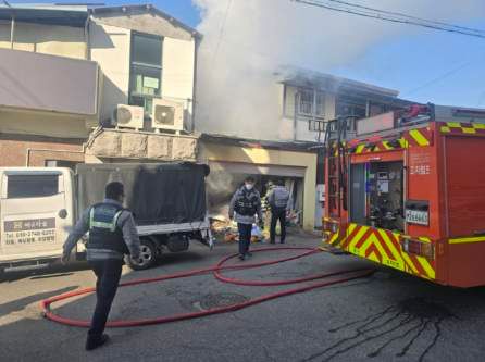 춘천 물류창고 화재 진압하는 경찰과 소방