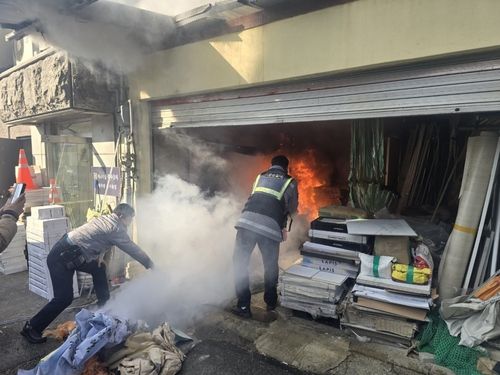 춘천 물류창고 화재 진압하는 경찰