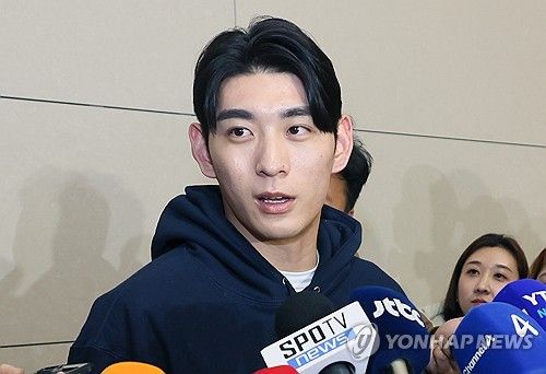 취재진 질문에 답하는 이정후