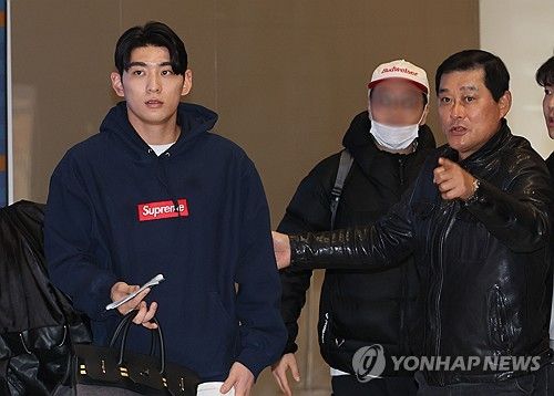 아버지와 인사 나누는 이정후