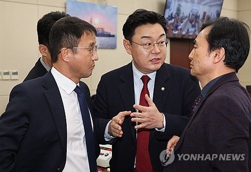 대화하는 안규백 위원장과 여야 간사