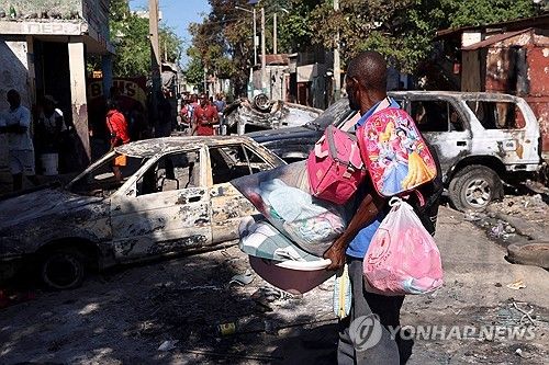 지난해 12월 가재도구 챙겨 이동하는 아이티 주민