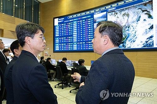 김완섭 환경부 장관이 6일 대전 대덕구 한국수자원공사 물관리종합상황실에서 댐 운영상황 모니터링 체계를 점검하고 있다. [환경부 제공. 재판매 및 DB 금지] 