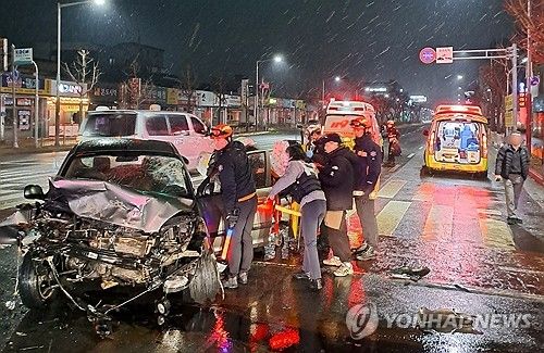 부상자 구조하는 소방 당국