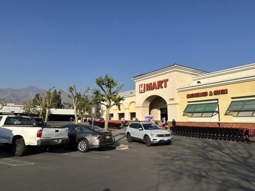 가뭄이 지속되는 LA의 구름 한 점 없는 하늘