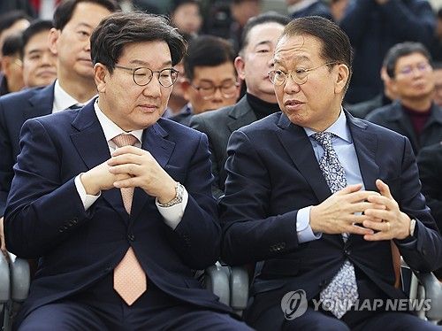 이야기하는 권영세 비대위원장과 권성동 원내대표