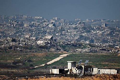 공습으로 가자지구 건물들이 무너진 모습