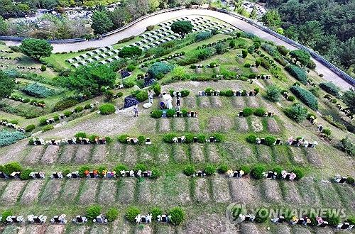 광주 영락공원에서 성묘 지내는 가족들