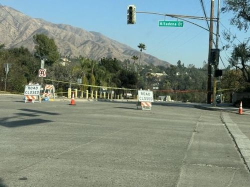 산불에 그을린 LA 알타데나의 신호등