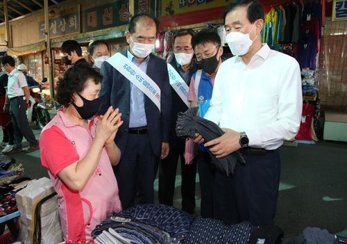 시장 둘러보는 조길형 시장(오른쪽 첫 번째)