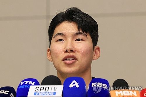 미국 출국 앞서 인터뷰하는 다저스 김혜성