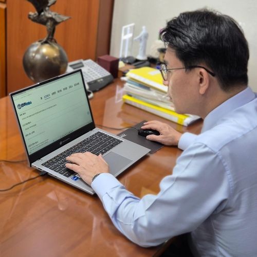 '민주 파출소'에 자진 신고하는 국민의힘 윤상현 의원