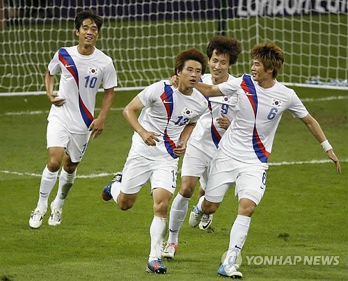 2012 런던 올림픽 동메달 결정전에서 골 넣고 동료들과 환호하던 구자철.