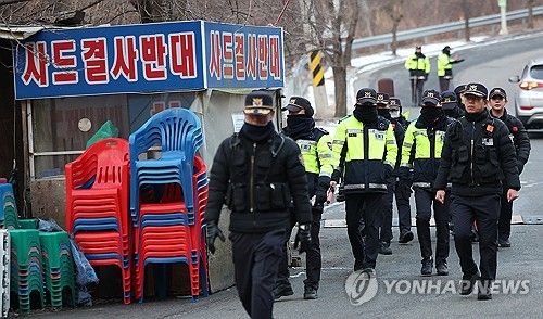 사드 반대 집회장서 이동하는 경찰