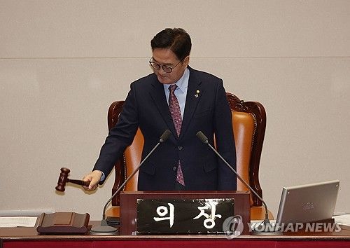 본회의 개회하는 우원식 의장