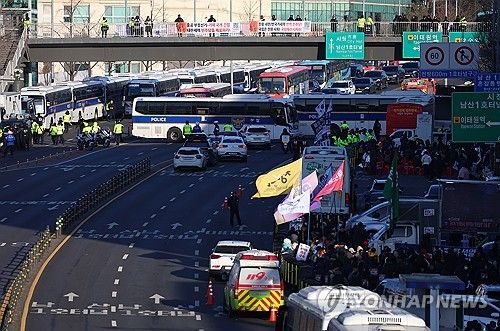 한남동 관저 앞 경찰버스