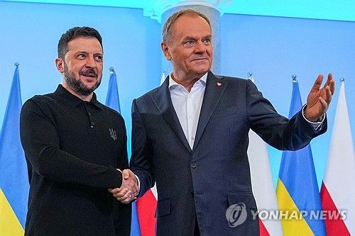볼로디미르 젤렌스키 우크라이나 대통령(왼쪽)과 도날트 투스크 폴란드 총리