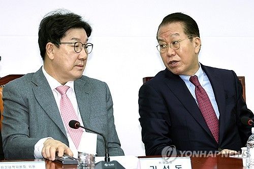 권성동 원내대표와 대화하는 권영세 비대위원장