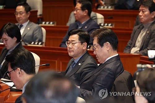 무거운 분위기의 민주당 의총