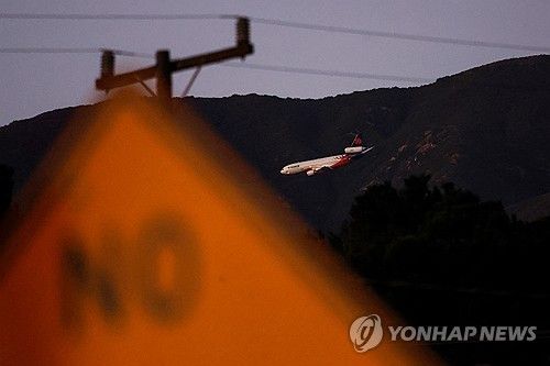 LA 알타데나 인근에서 화재 진압 중인 항공기