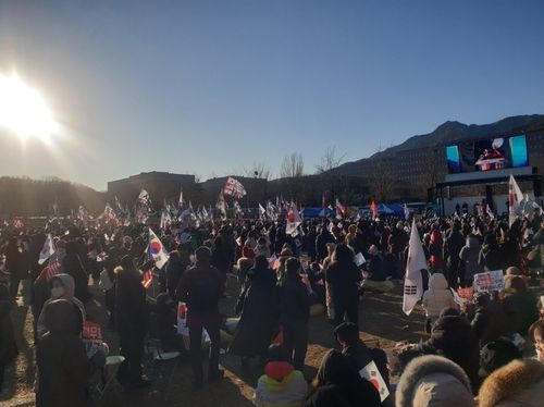 정부과천청사 시위하는 윤 대통령 지지자들