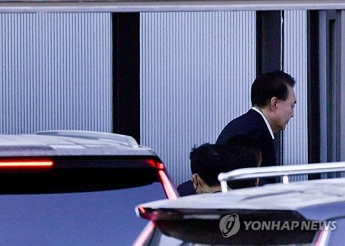 윤석열 대통령, 내란·직권남용 혐의로 공수처 출석