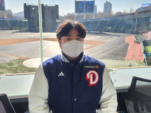 인터뷰하는 박석민 두산 타격코치