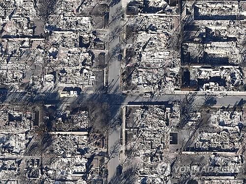 산불로 불에 탄 퍼시픽 팰리세이즈 지역 주택들